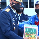 Marsma TNI M. Satriyo Utomo, S.H., memberikan bingkisan kepada para purnawirawan-1649511851