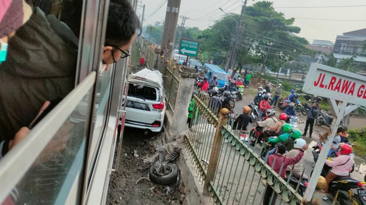 Mobil yang ditabrak KRL di Citayam. (Net)