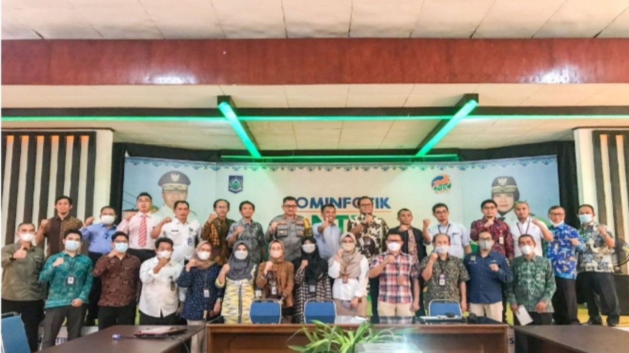 Kadis Kominfotik NTB, Najamuddin Amy berpose bersama para peserta rapat usai mengadakan rapat Memaksimalkan Publikasi MXGP Samota 2022 bertempat di Kantor Dinas Kominfotik NTB, Kamis (28/4/2022). Foto (istimewa)