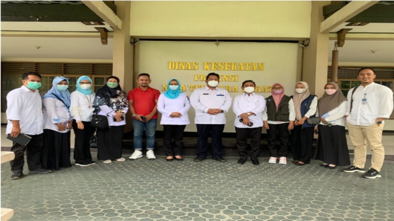 Tim NTB Care berpose bersama Kepala Dinas Kesehatan Provinsi NTB, Hamsi Fikri  usai menggelar rapat  internal dalam rangka penguatan koordinasi dan kolaborasi serta kerjasama penyelesaian aduan di NTB Care, Rabu (20/4/2022). Foto (istimewa)