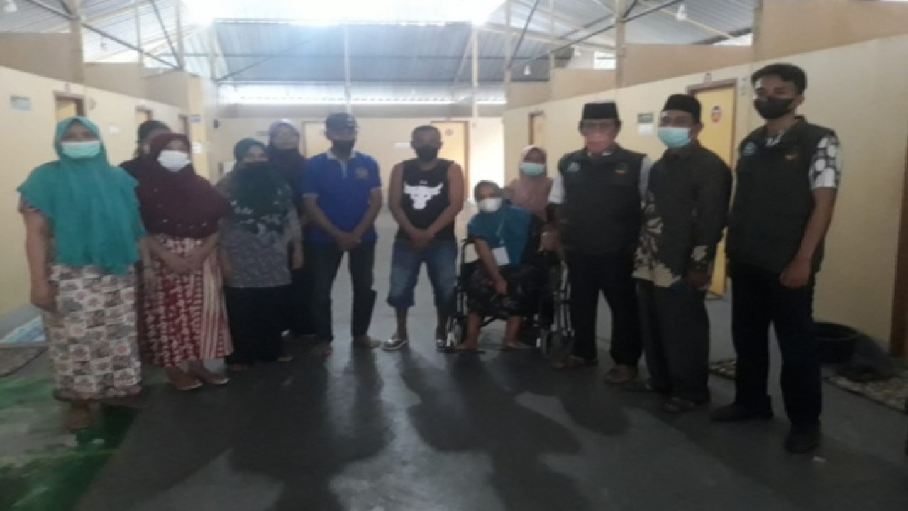 OJK Provinsi NTB bersama NTB Care menyalurkan bantuan puluhan sembako dan takjil berbuka puasa bagi seluruh warga penghuni Rumah Singgah (RASI) Gemilang di RSUD Provinsi NTB, Kamis (28/4/2022). Foto (Istimewa)