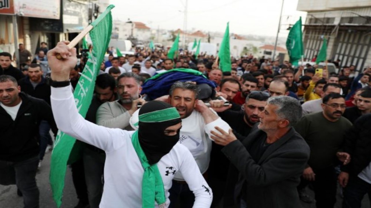 Pelayat Palestina membawa jenazah Ahmed Al-Atrash selama pemakamannya di kota Hebron, Tepi Barat, Jumat (1/4/2022). (Abed Al Hashlamoun/EPA-EFE)