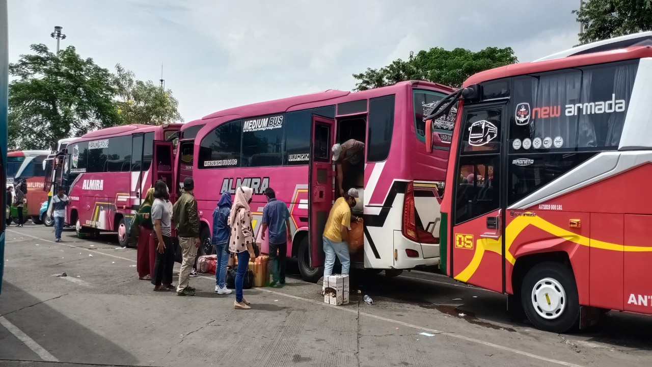 Para pemudik menggunakan angkutan bus/ist