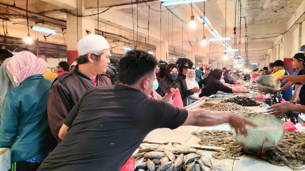 Pasar ikan Ciroyom Padat Oleh Pengunjung.Foto: Saifal Ode