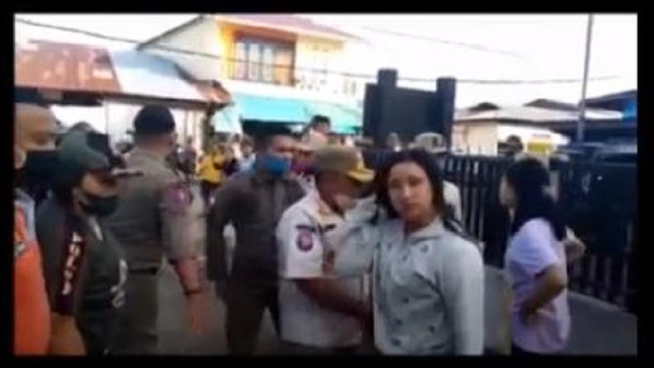 Pedagang cantik adu jotos dengan petugas Satpol PP Kota Gunungsitoli, Nias/ist