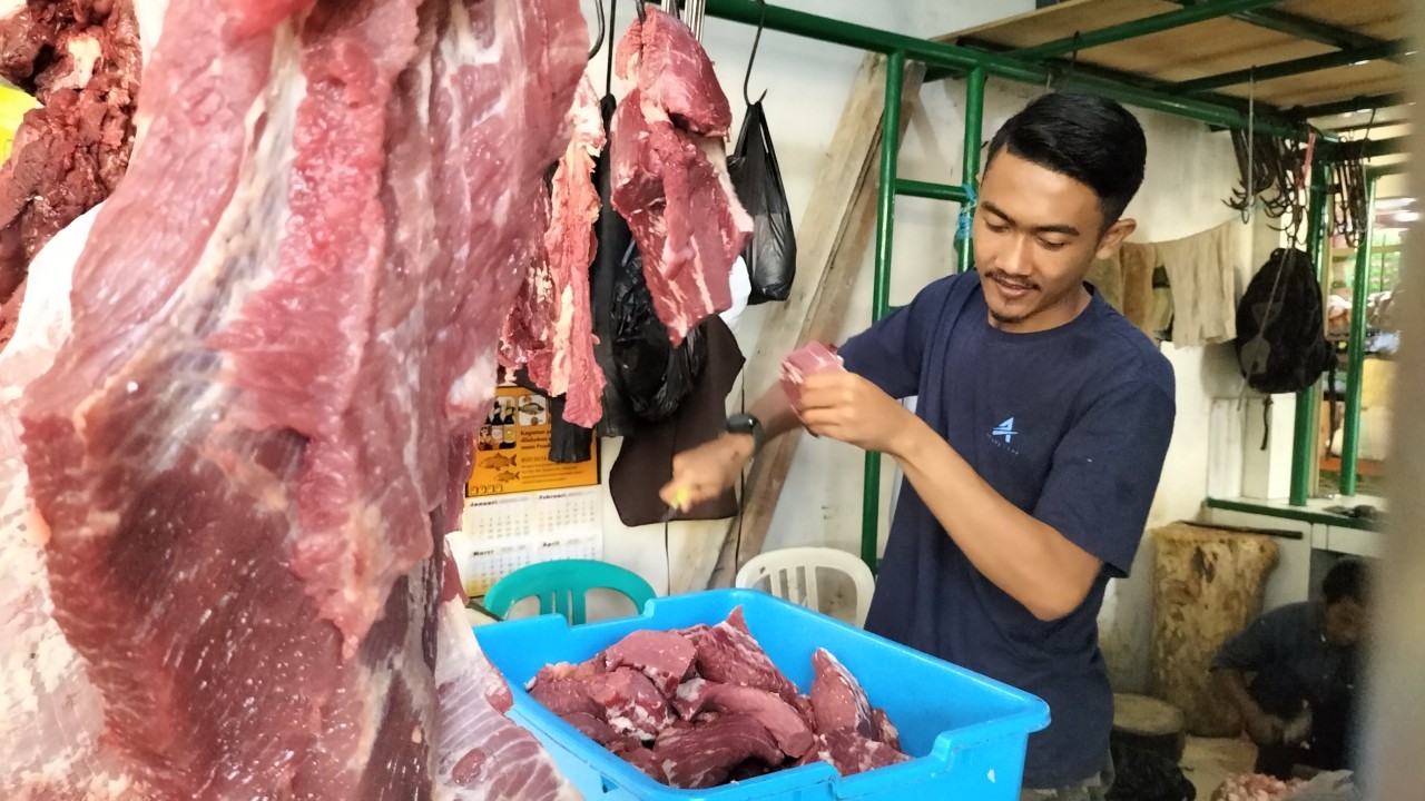 Pedagang daging sapi keluhkan pembeli sepi. Foto: saifal ode