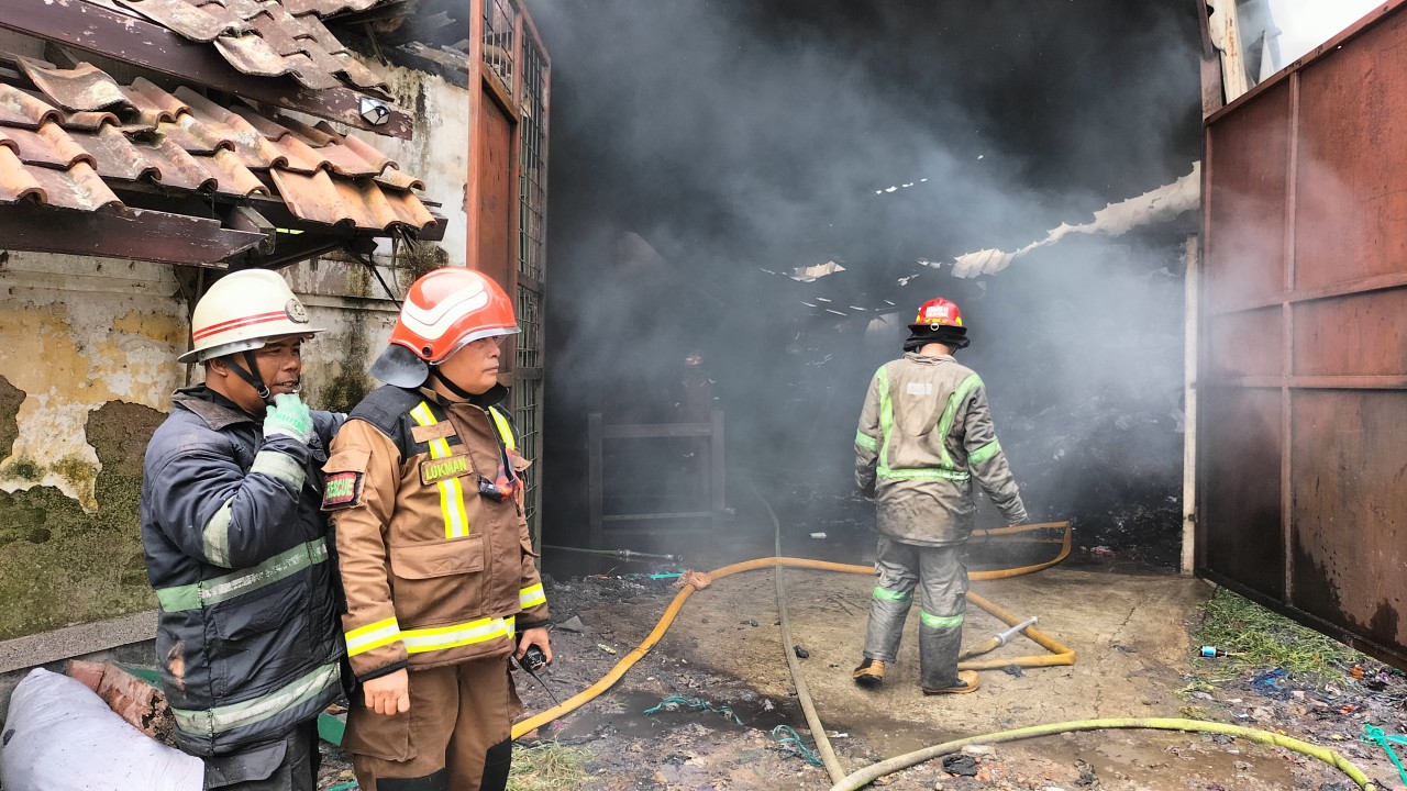 Petugas Damkar Kabupaten Bandung sedang berupaya memadamkan api. Foto: Saifal