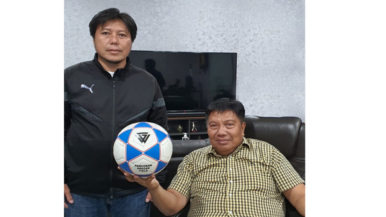 Pendiri GAN Football Community, Endra Gunawan (kiri) dan pemilik PSF Academy, Gede Widiade