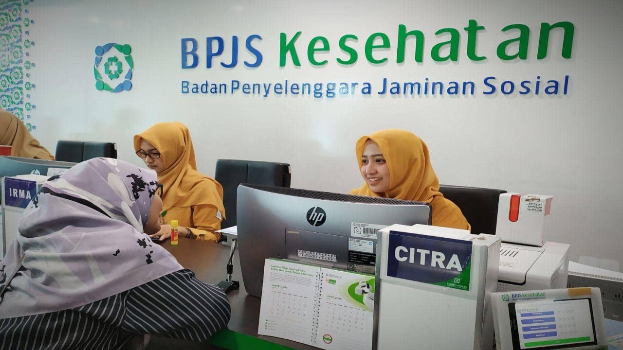 Petugas BPJS Kesehatan sedang melayani masyarakat/ist