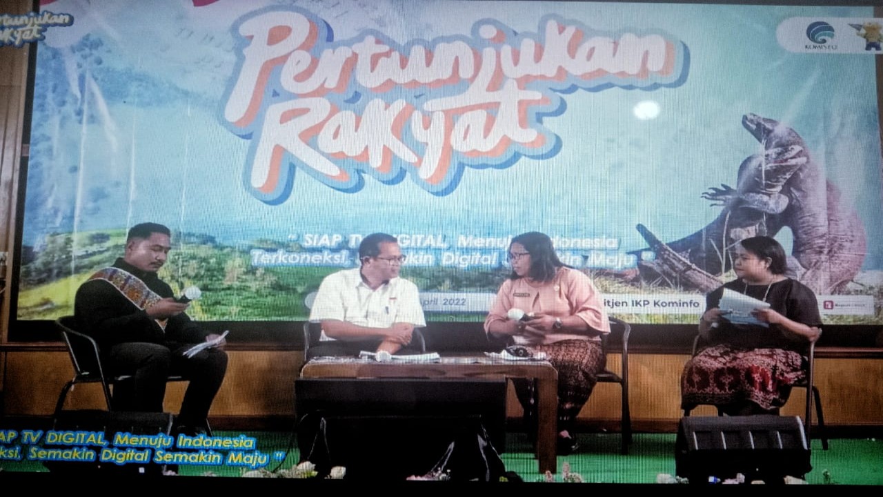 Kemkominfo RI menggelar Petunra (Pertunjukan Rakyat) secara hybrid di Hotel Sylvia Maumere, Kabupaten Sikka, Kamis, 21 April 2022 dengan tema “Siap TV Digital, Menuju Indonesia Terkoneksi, Semakin Digital Semakin Maju”. Foto (istimewa)