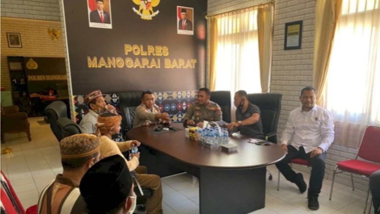 perwakilan KMRB  saat berdiskusi dengan Kapolres Mabar di ruang kerja Kapolres, Senin (25/4/2022). Foto (istimewa)