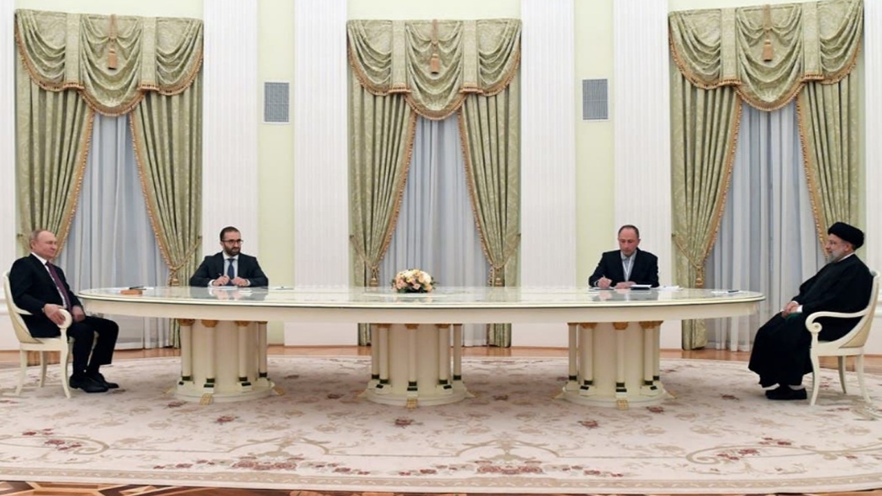 Presiden Rusia Vladimir Putin (kiri) berbicara dengan Presiden Iran Ebrahim Raisi (kanan) di Moskow pada 19 Januari 2022. (AFP)
