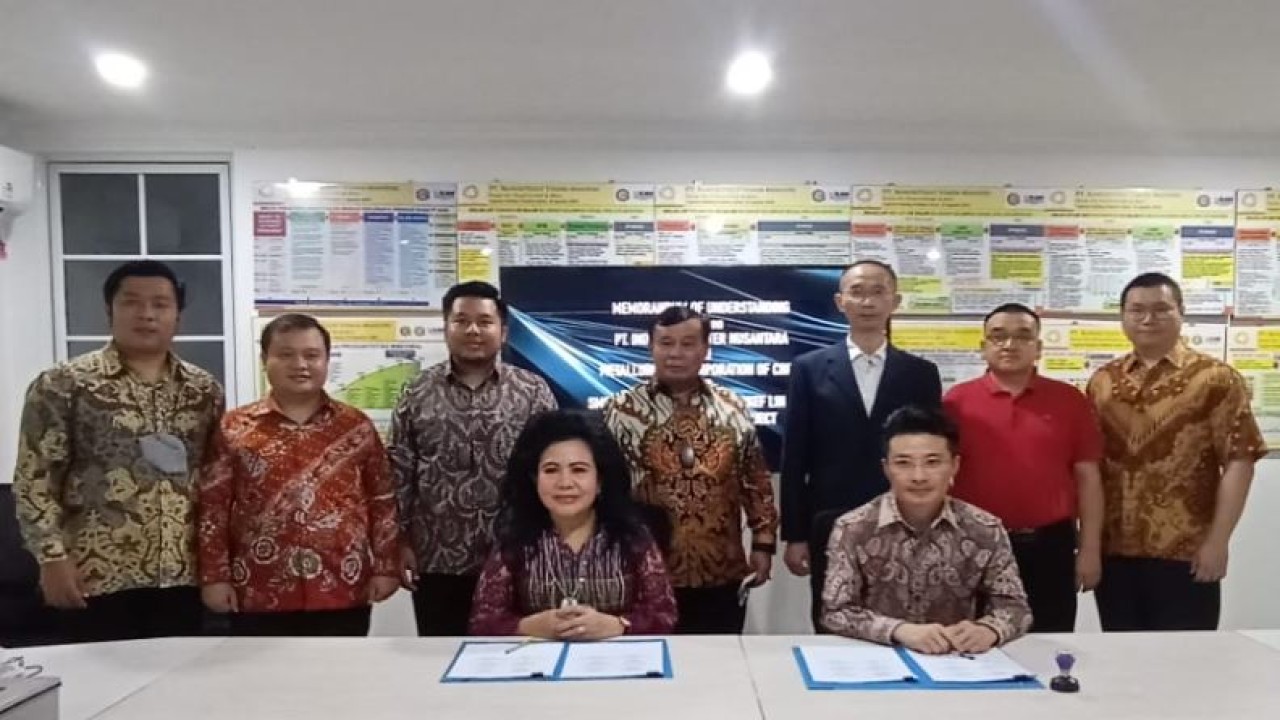 Presiden Komisaris NT Corp Nurdin Tampubolon bersama Direktur Utama PT ISN Lince Berliana, Direktur PT ISN Dimpos Giarto Valentino, Randy Monthonaro, Tommy William, Chief Representative MCC Cao Xiaowei, Comercial & Engineering Manager MCC Zhou Yu, Marketing Director MCC Shi You Ping, dan Marketing Executive MCC Darwin Tiono. (Adiantoro/NTV)