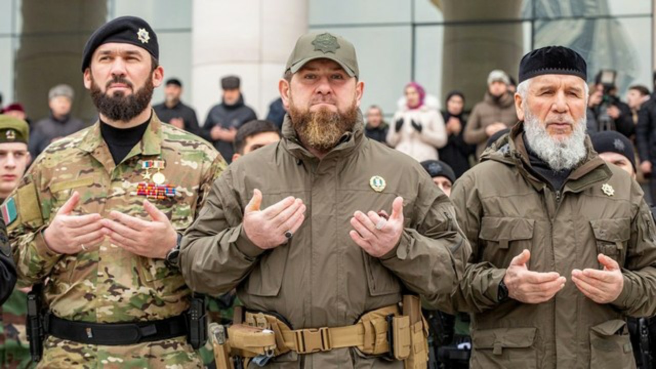 Ramzan Kadyrov (tengah). (Net)