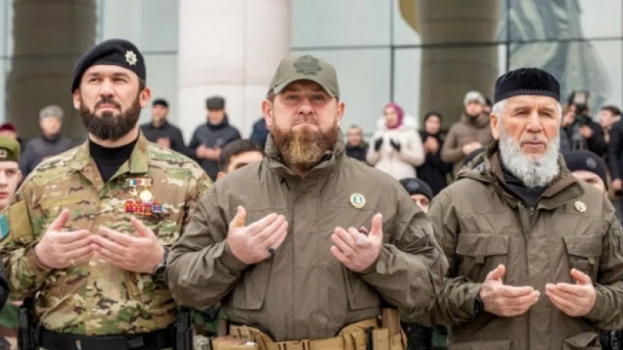 Ramzan Kadyrov (tengah). (Net)