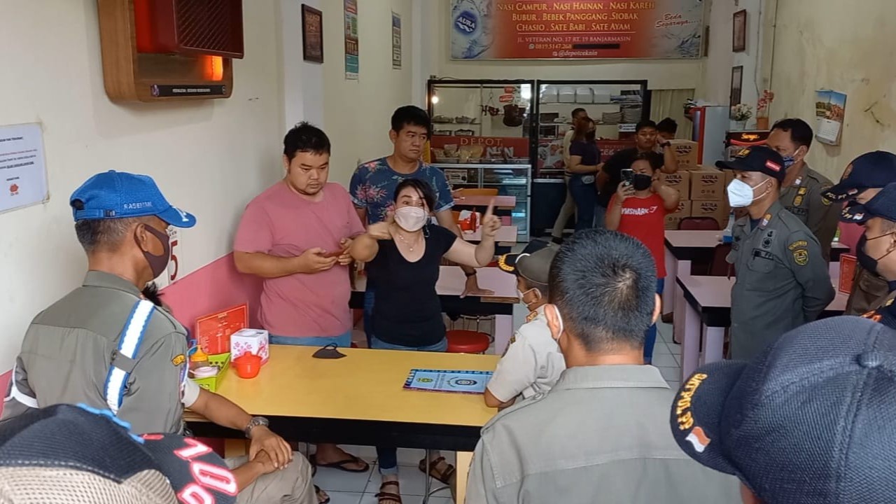 Razia warung non-halal di Banjarmasin diwarnai cekcok petugas Satpol PP dengan pemilik/ist