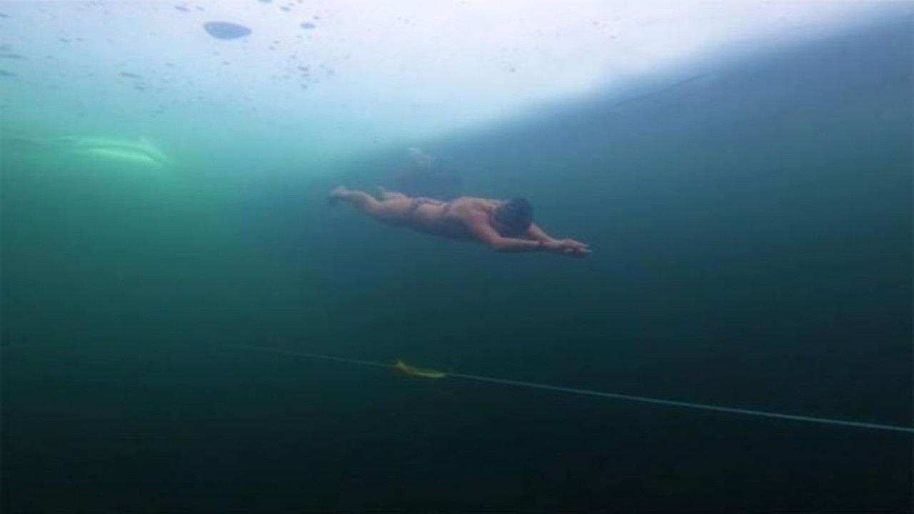 Perenang Afrika Selatan Amber Fillary memecahkan rekor dunia guinness atas namanya sendiri dengan berenang sejauh 295 kaki dan 3 inci di danau beku di Norwegia. (Guinness World Record)