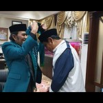 Rhoma Irama (kiri) menyematkan syal kehormatan kepada Gubernur Kalsel Sahbirin Noor-1650800303