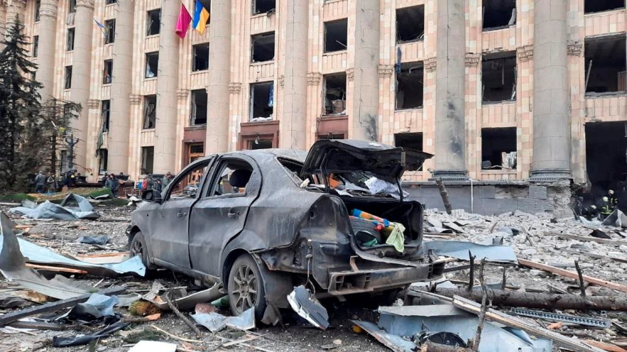 Area di dekat gedung administrasi regional, yang terkena rudal di Kharkiv, Ukraina, dalam gambar selebaran yang dirilis 1 Maret 2022. (Layanan pers Layanan Darurat Negara Ukraina/Handout via Reuters)