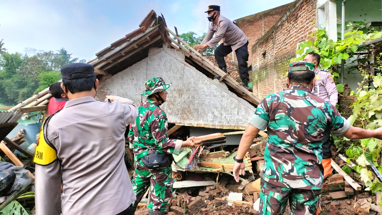 TNI -Polri sedang membantu evakuasi rumah Roboh akibat banjir di Ciparay. Foto: saifal ode