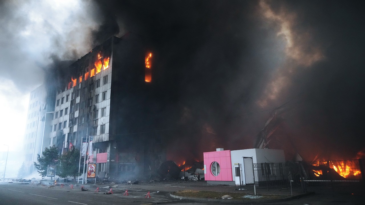Sejumlah bangunan di Ukraina hancur dan terbakar setelah dibom pasukan Rusia/ist