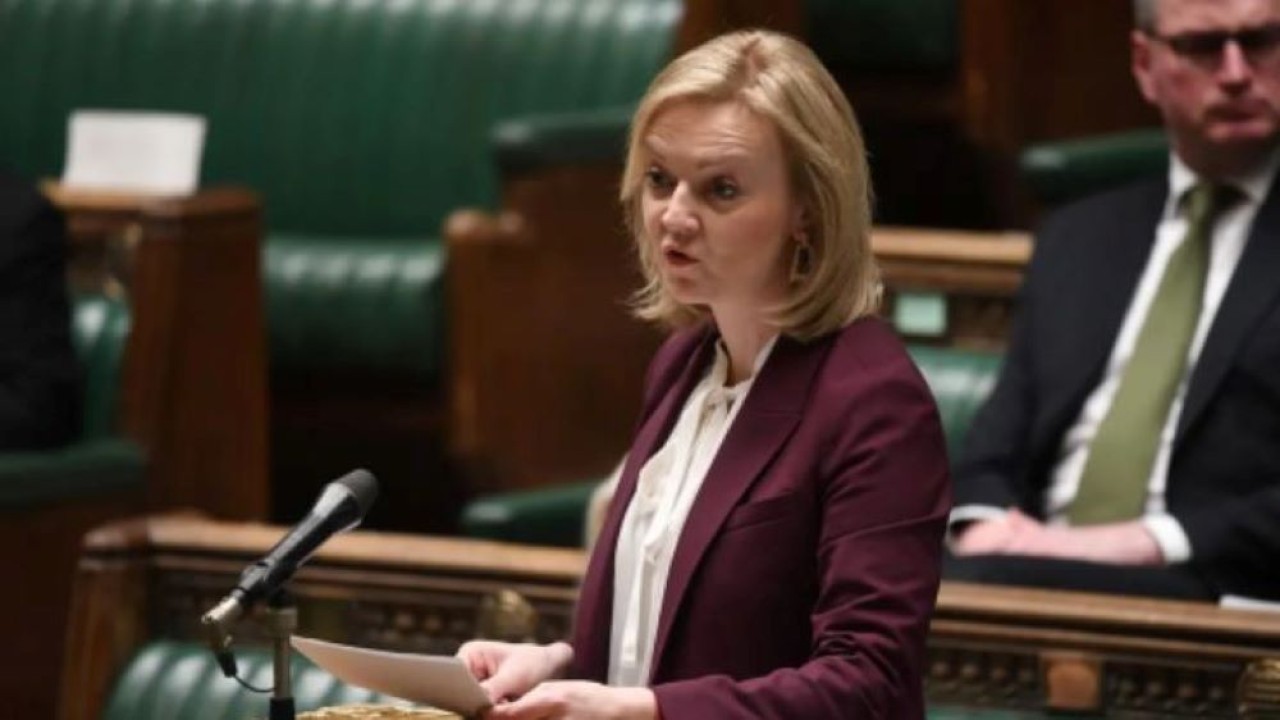 Menteri Luar Negeri Inggris Liz Truss memberikan pernyataan tentang pengetatan sanksi terhadap Rusia jika menginvasi Ukraina, di House of Commons di London, Inggris, 31 Januari 2022. (Reuters)