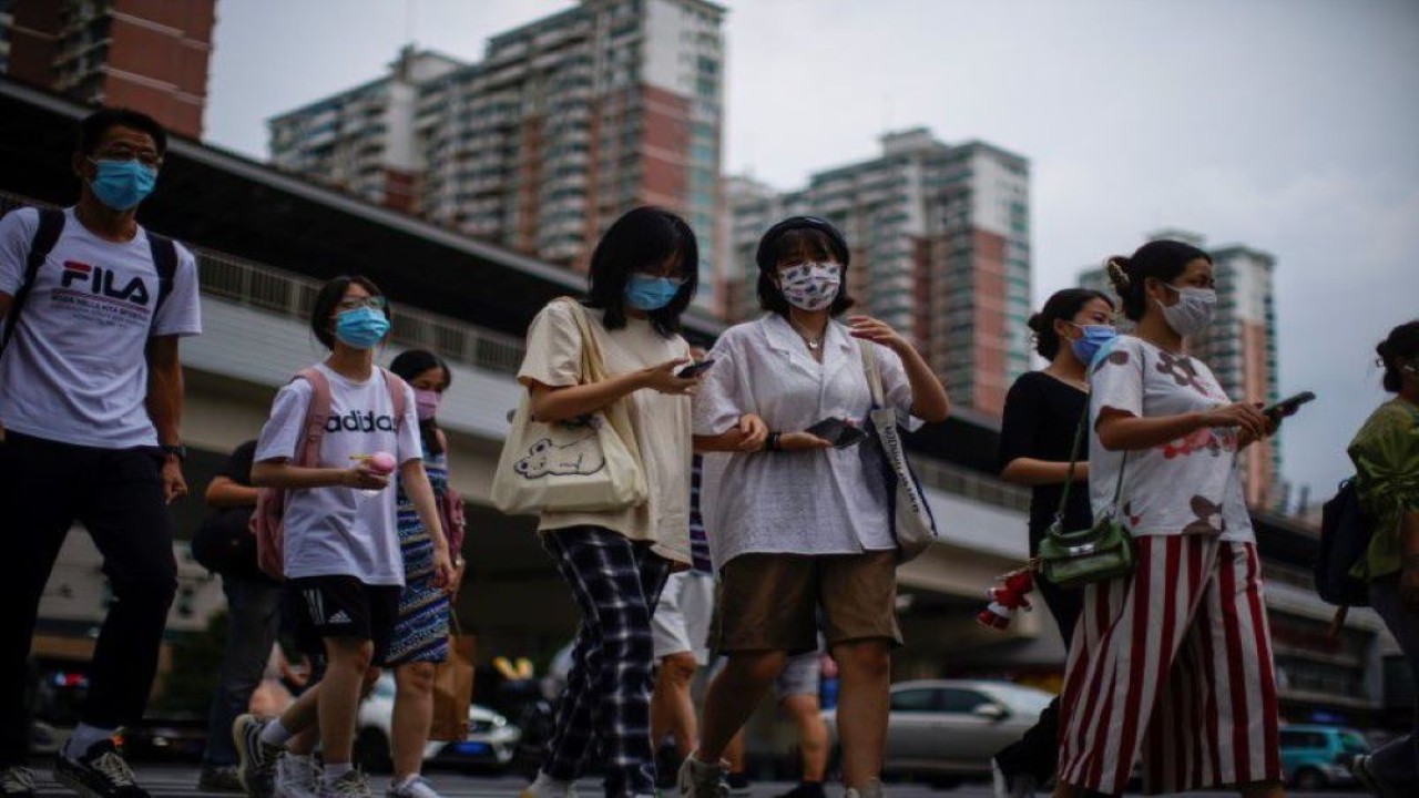 Warga memakai masker menyusul kasus baru Covid-19, di Shanghai, China, 10 Agustus 2021. (Aly Song/Reuters)