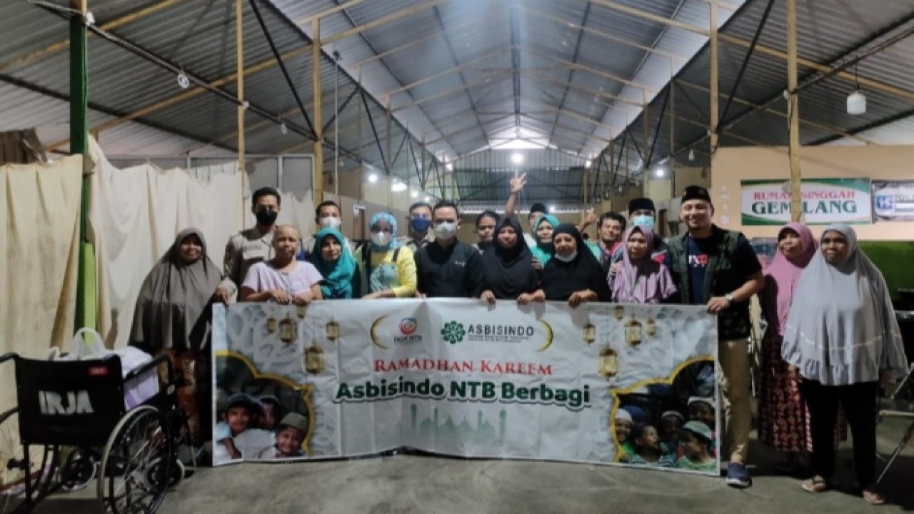 Asosiasi Bank Syariah Indonesia (Asbisindo) Provinsi NTB bersama tim NTB Care bagikan ratusan paket takjil gratis di Rumah Singgah (RASI) Gemilang RSUD Provinsi NTB. Foto (istimewa)