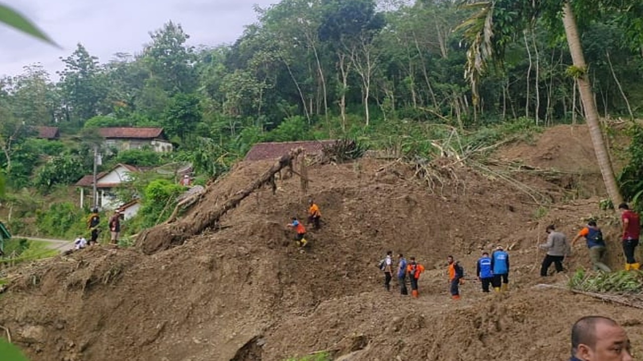 Tanah longsor di Cilacap