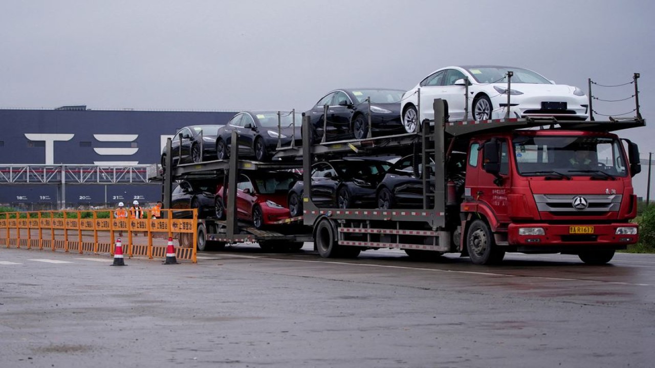 Sebuah truk mengangkut mobil Tesla baru di pabriknya di Shanghai, China, 13 Mei 2021. (Aly Song/File Photo/Reuters)