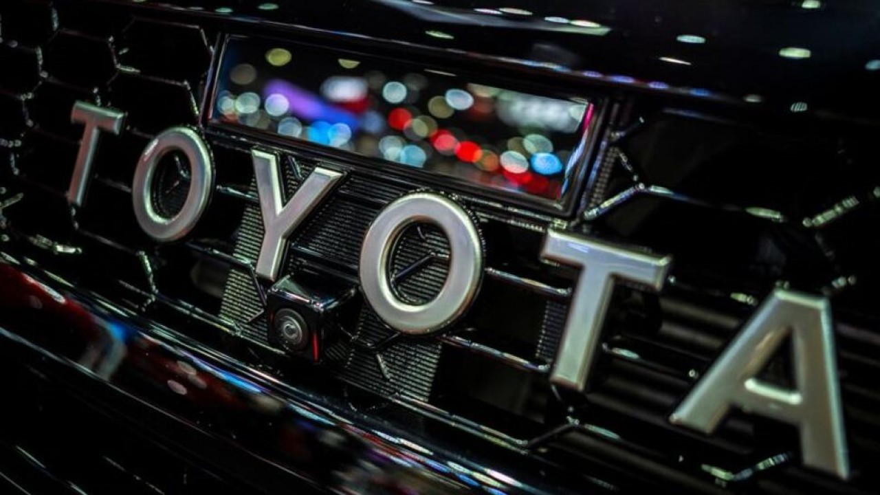 Logo Toyota dipamerkan di Bangkok International Motor Show ke-43, di Bangkok, Thailand, 22 Maret 2022. (Athit Perawongmetha/Reuters)