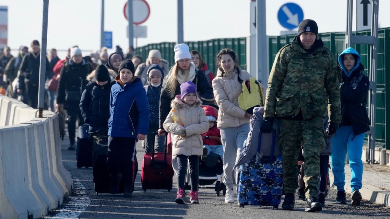 Warga Ukraina meninggalkan negaranya akibat perang untuk mengungsi ke negara tetangga yang lebih aman. (Good Word News)