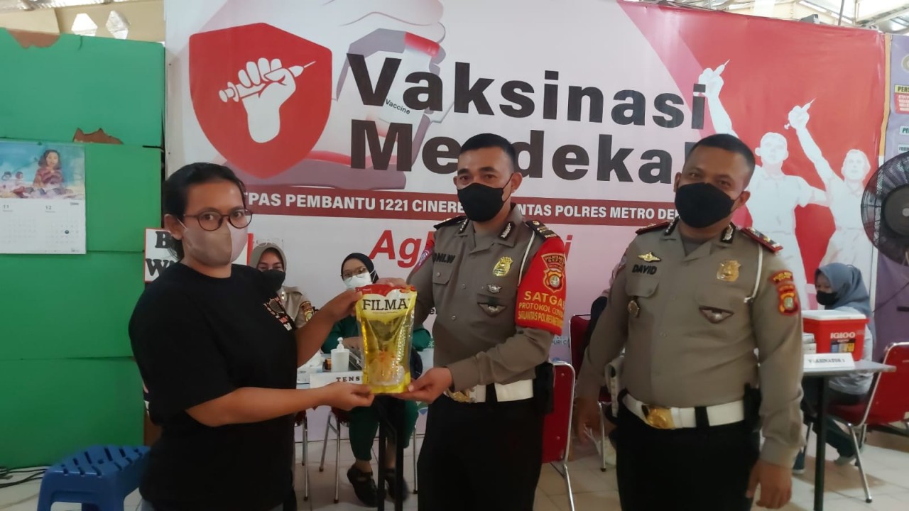 Vaksinasi booster di area Satpas SIM Pasar Segar, Cinere.