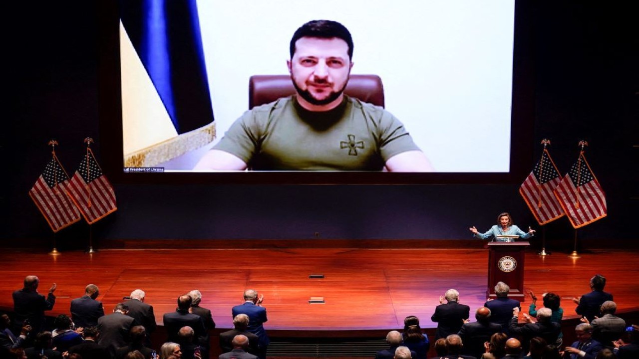 Presiden Ukraina Volodymyr Zelenskyy berbicara kepada Kongres AS melalui video untuk memohon dukungan ketika negaranya dikepung oleh pasukan Rusia, 16 Maret 2022. (Reuters)