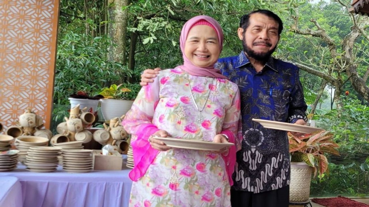 Adik Jokowi, Idayati (kiri) dan suaminya Ketua MK Anwar Usman/ist