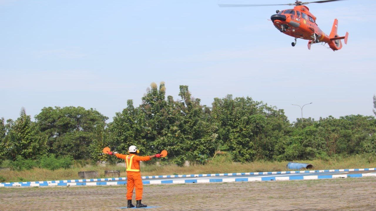 Helikopter Basarnas siap lakukan pemantauan.