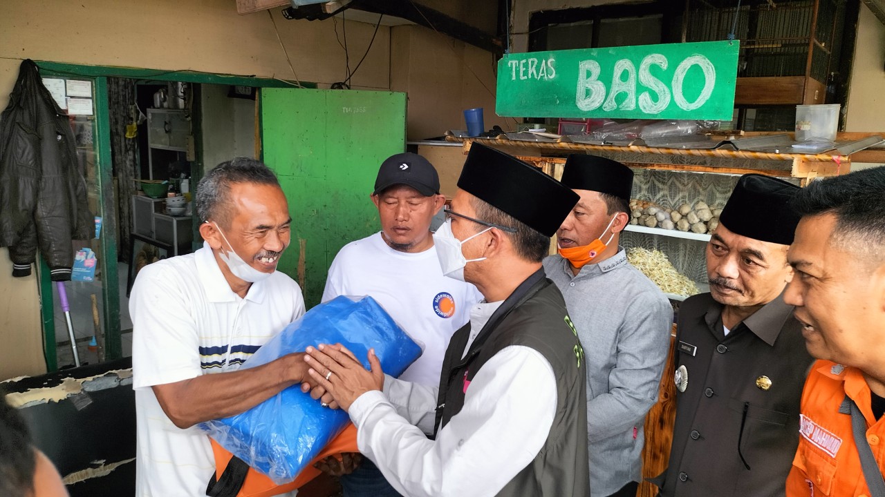 Bupati Bandung Dadang Supriatna berikan bantuan pada korban angin puting beliung. Foto: Saifal Ode