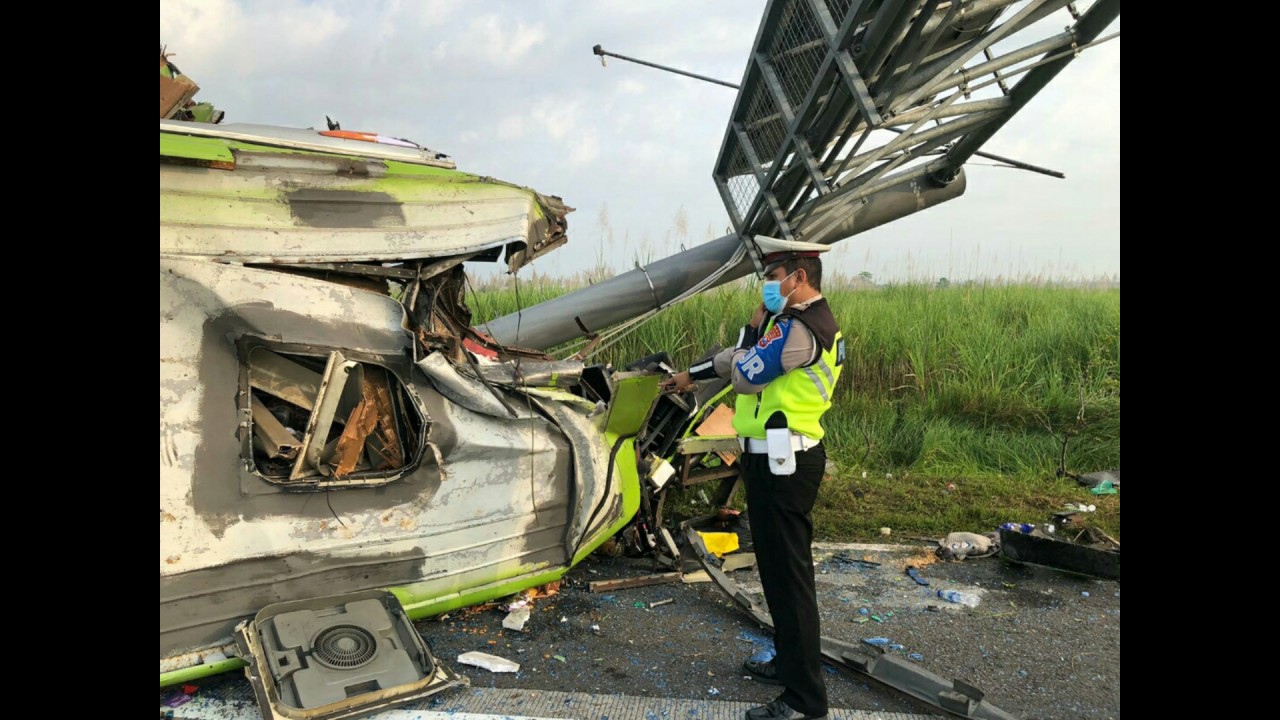 Bus yang terlibat kecelakaan.