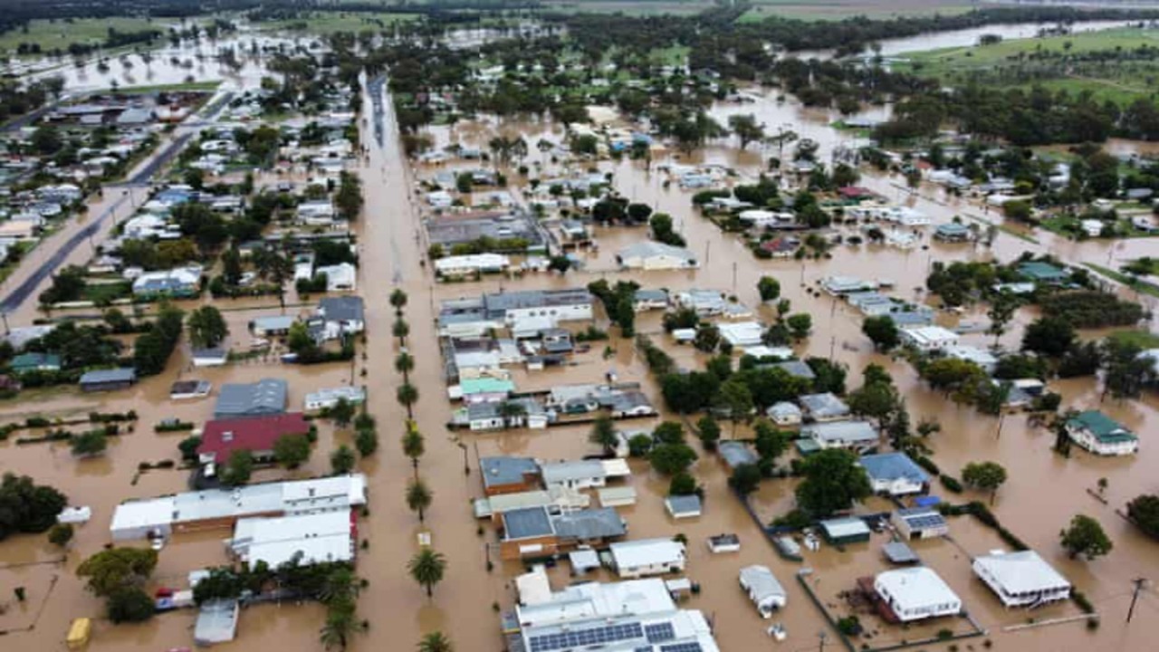 Daerah yang tergenang di Inglewood, di Darling Downs Queensland, pada hari Rabu. Banjir besar Qld terjadi di dua kota lain. (reuters)