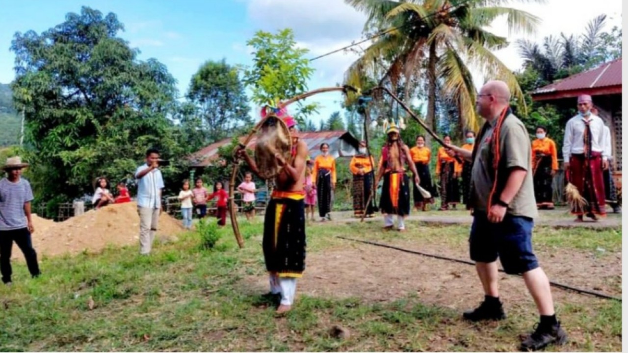 Pádraig ikut menari dan menikmati tarian Caci serta Tetek Alu yang diperagakan oleh kelompok sadar wisata (Pokdarwis) Kampung Ceria di Desa Wae Lolos. (Foto:Ist)