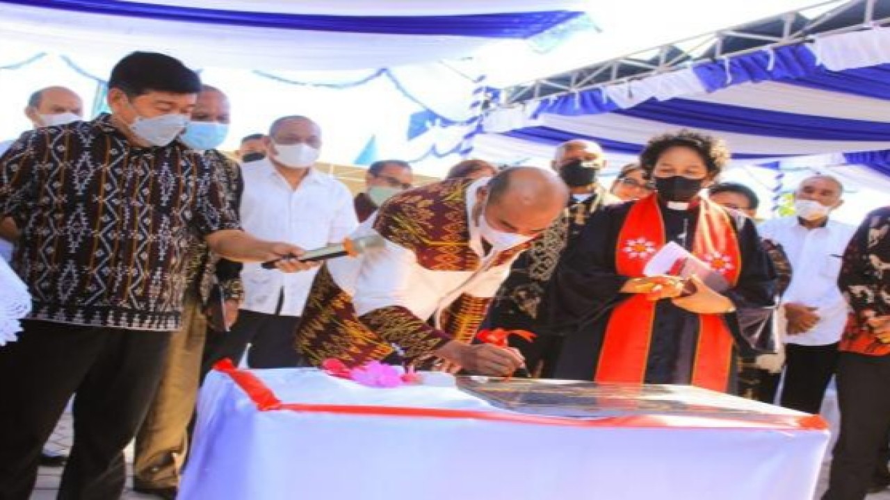 Gubernur NTT, Viktor Bungtilu Laiskodat menandatangani Batu Prasasti sebagai pertanda diremikannya gedung Gereja Samaria Noelbaki Kupang. Foto (Istimewa)