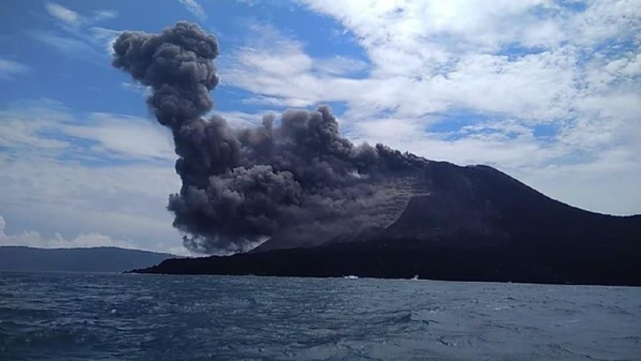 Gunung Anak Krakatau erupsi. (Net)