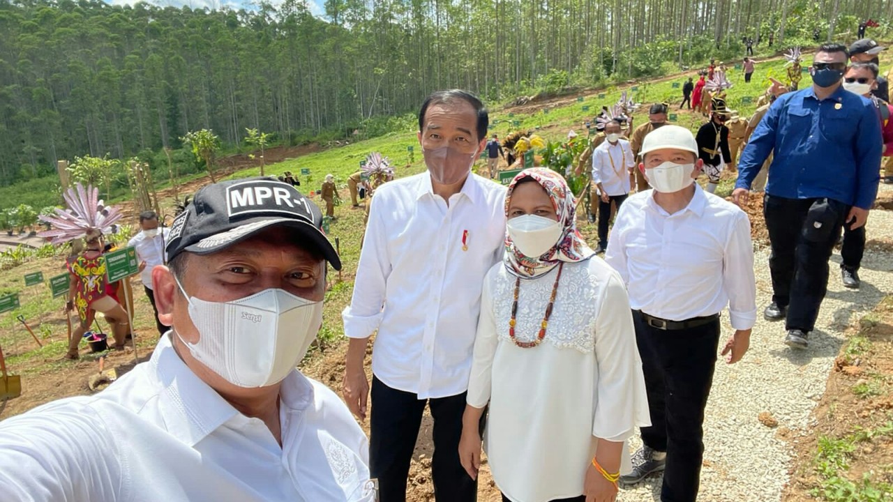 Ketua MPR, Presiden Jokowi dan lainnya di IKN Nusantara.