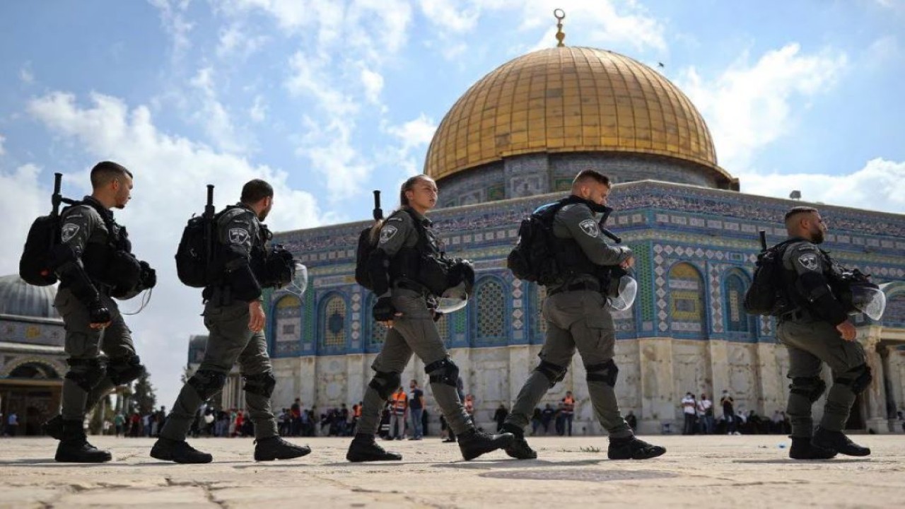 Pasukan Israel terlihat di depan Dome of the Rock, di dalam Kompleks Masjid Al-Aqsa di Yerusalem pada 10 September 2021. (Mostafa Alkharouf/Anadolu Agency)