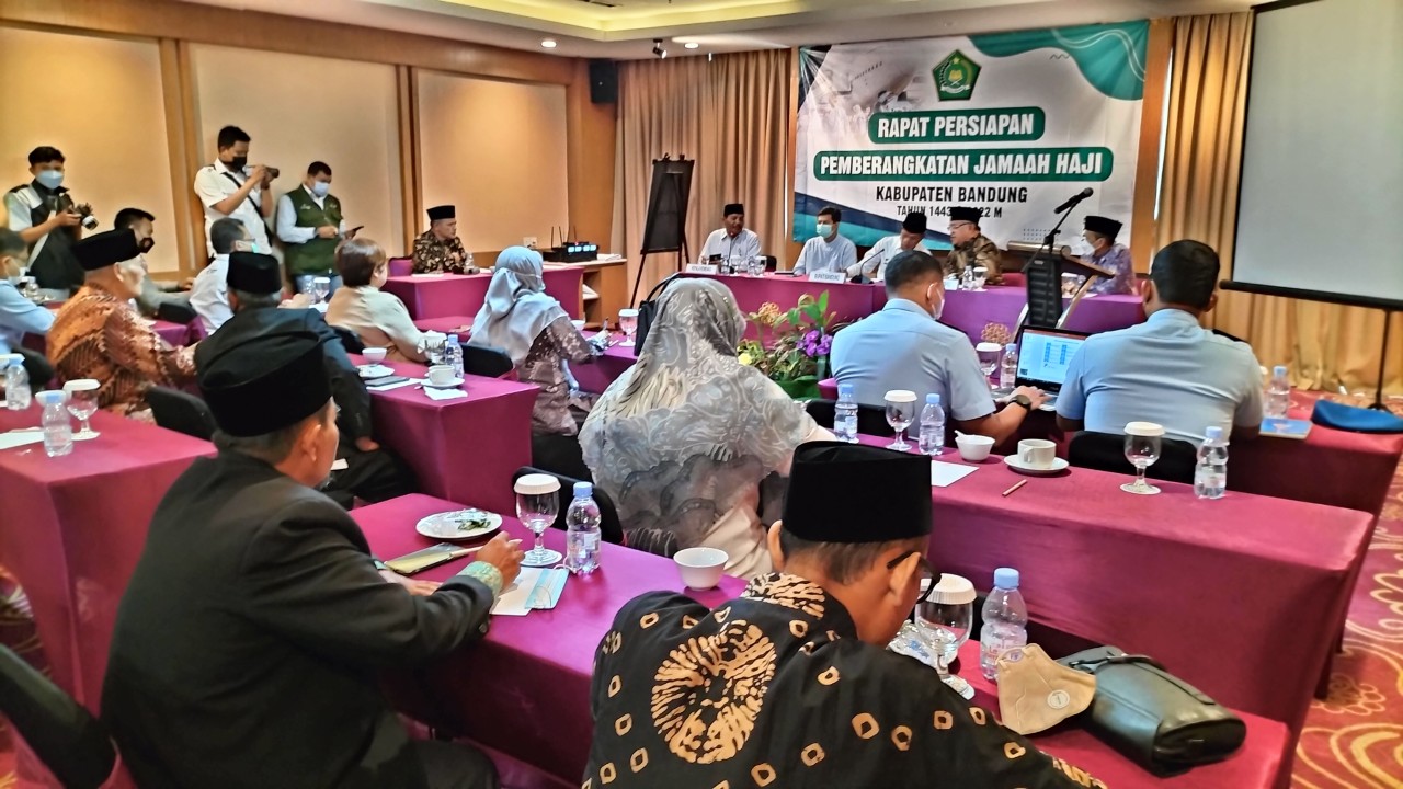 Calon Jamaah Haji asal kabupaten Bandung mengikuti rapat persiapan keberangkatan haji, di Soreang, kabupaten Bandung, Rabu, (25/05/22). Foto: Saifal Ode