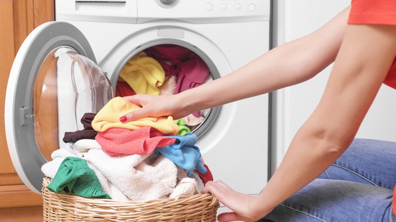 Jangan menyimpan pakaian kotor di dalam mesin cuci/ist