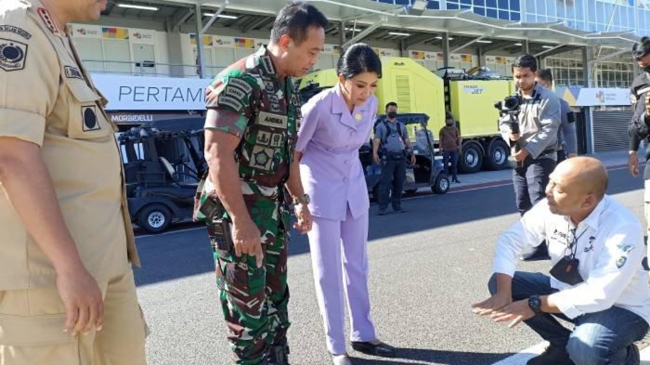 Panglima TNI Jenderal Andika Perkasa dan istri, Hetty Andika Perkasa saat mengunjungi Sirkuit Mandalika. (Tribun Lombok)