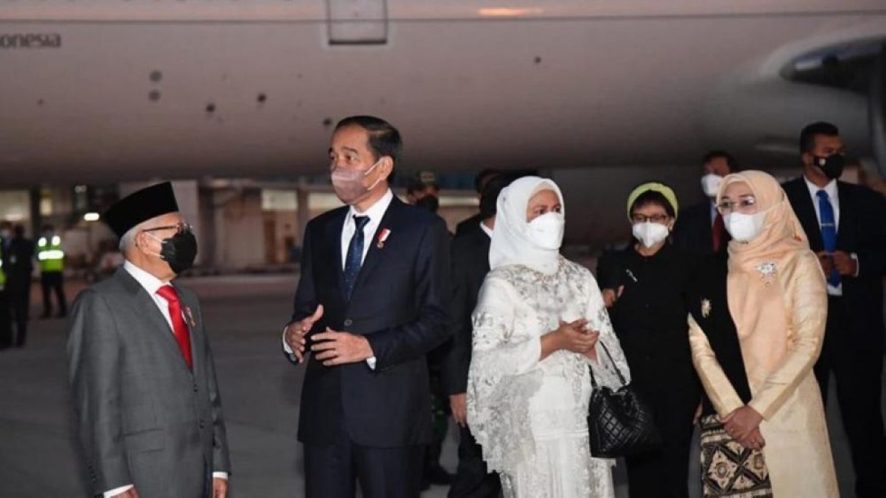 Presiden Joko Widodo (Jokowi) dan Ibu Iriana Joko Widodo tiba di Tanah Air pada Senin, 16 Mei 2022. (Rusman/Biro Pers Sekretariat Presiden)