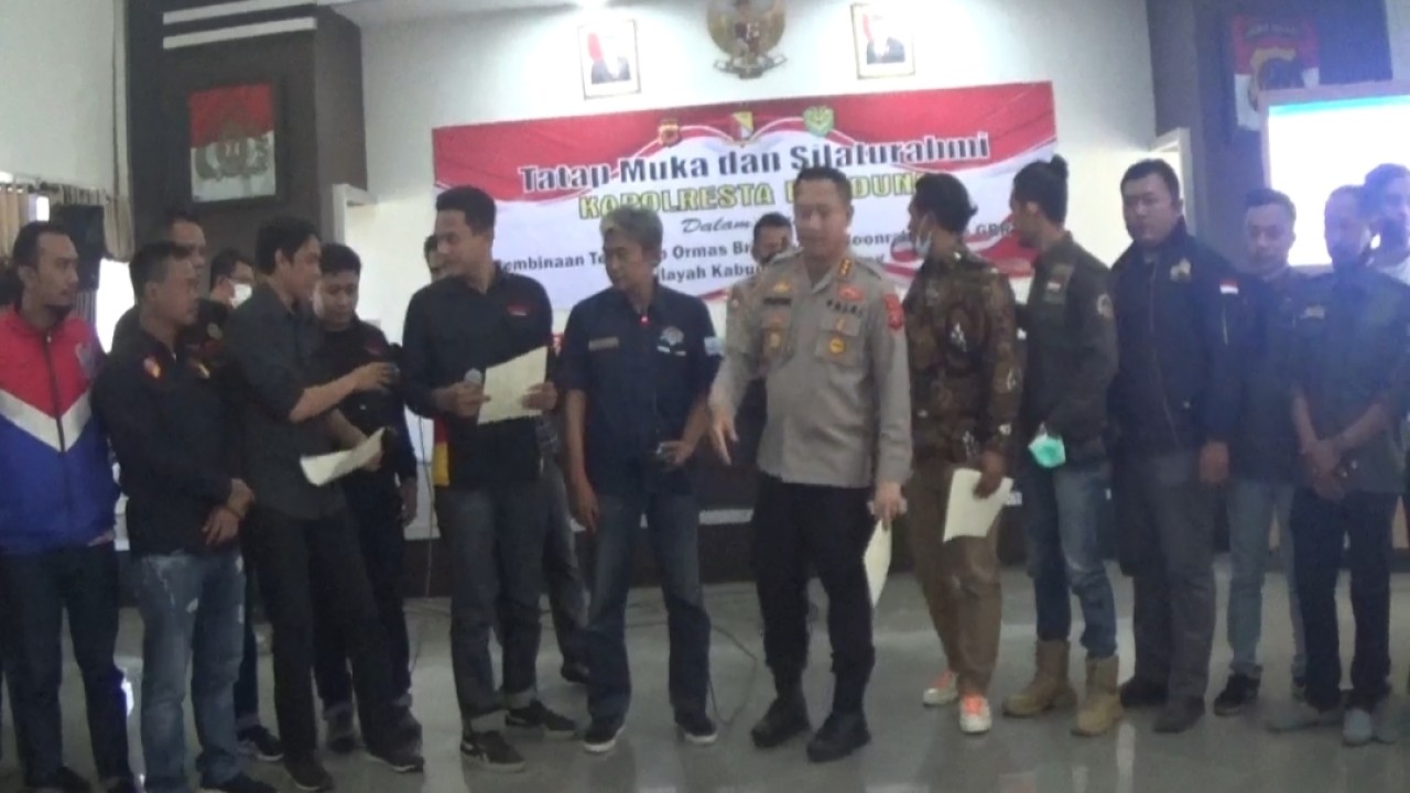 Kapolresta Bandung Kombes Pol Kusworo Wibowo bersama para pimpinan geng motor, Jumat, (27/5/22). Foto: Saifal Ode