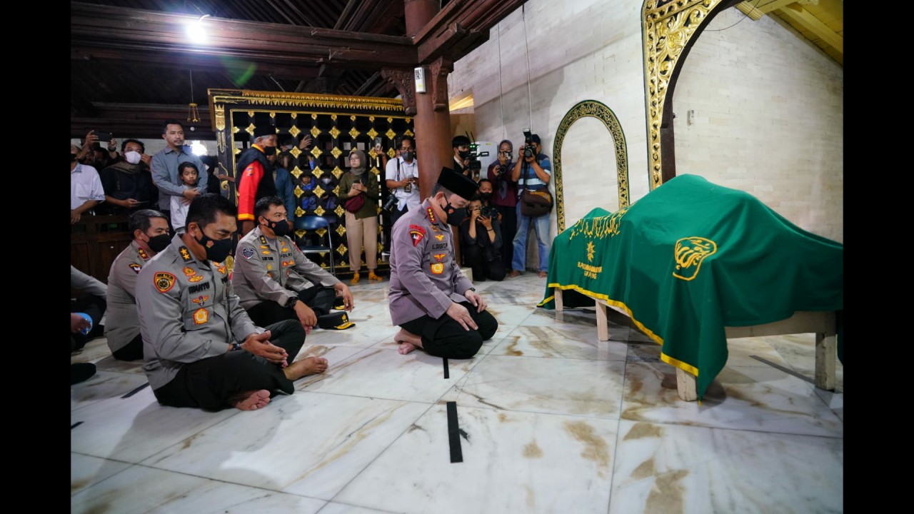 Kapolri di hadapan jenazah Buya Syafii Maarif.